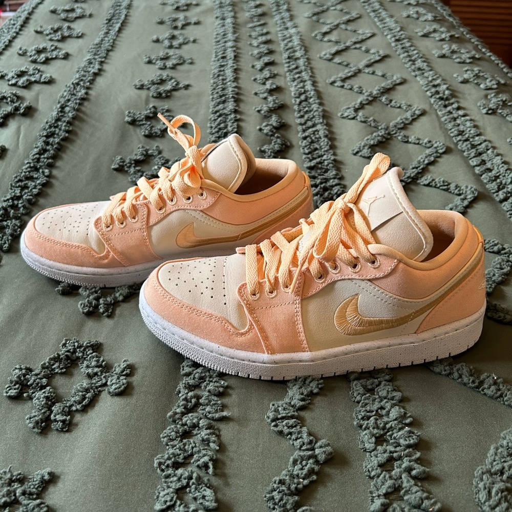 Nike Women's 7.5 Jordan 1 lows